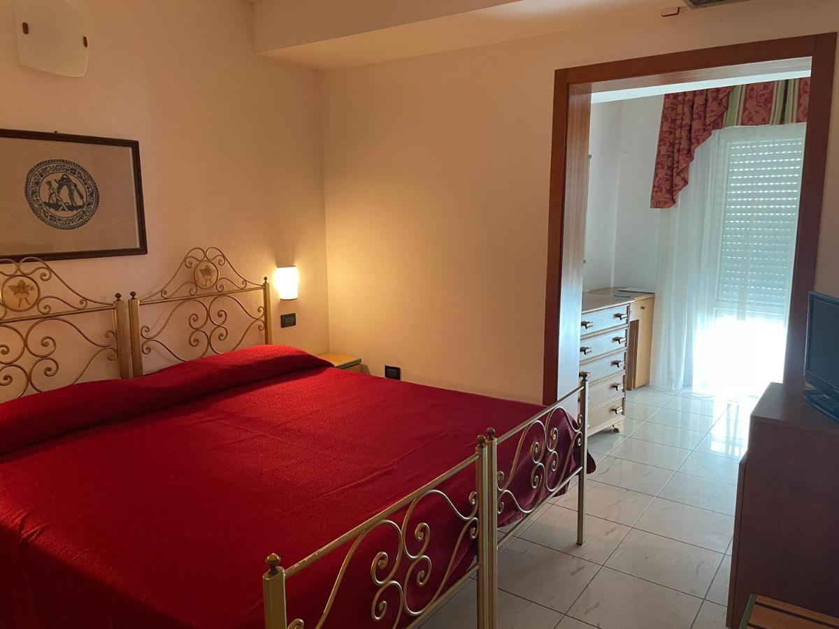 Hotel Bristol بيلاريا-إيجيا مارينا المظهر الخارجي الصورة