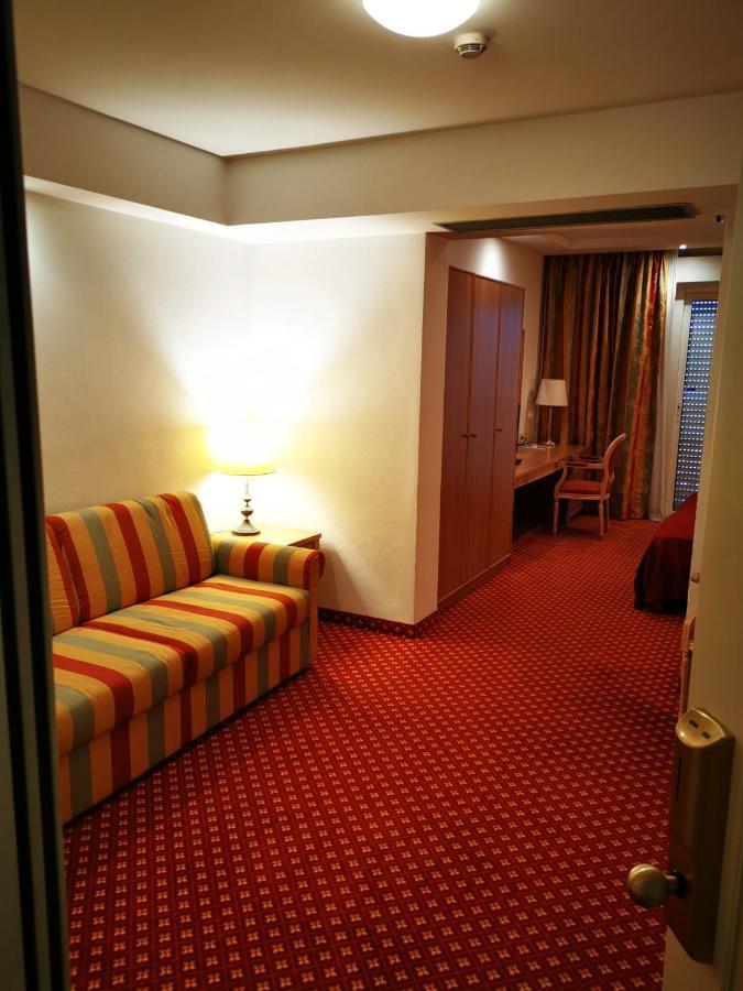 Hotel Bristol بيلاريا-إيجيا مارينا المظهر الخارجي الصورة