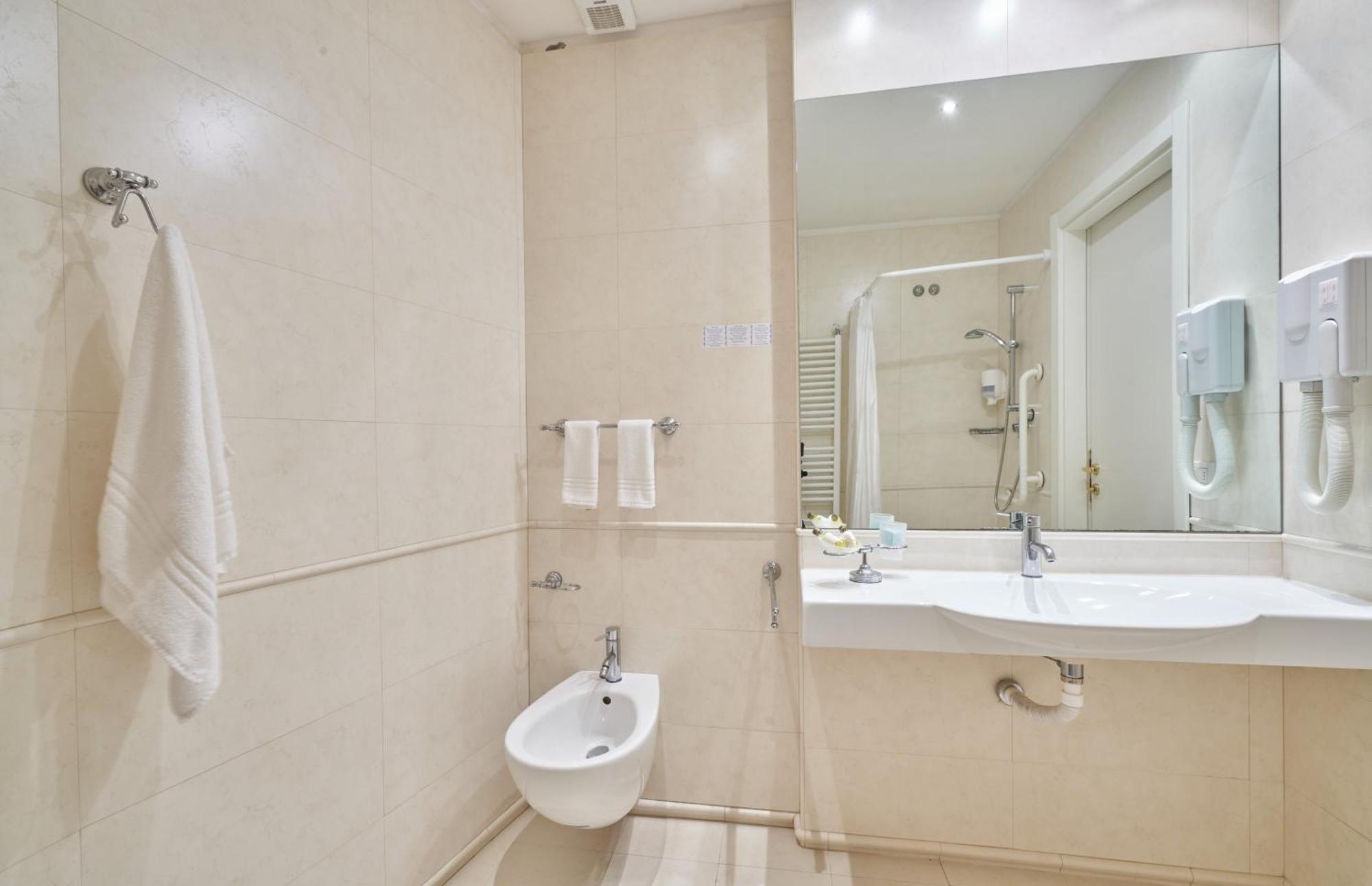 Hotel Bristol بيلاريا-إيجيا مارينا المظهر الخارجي الصورة