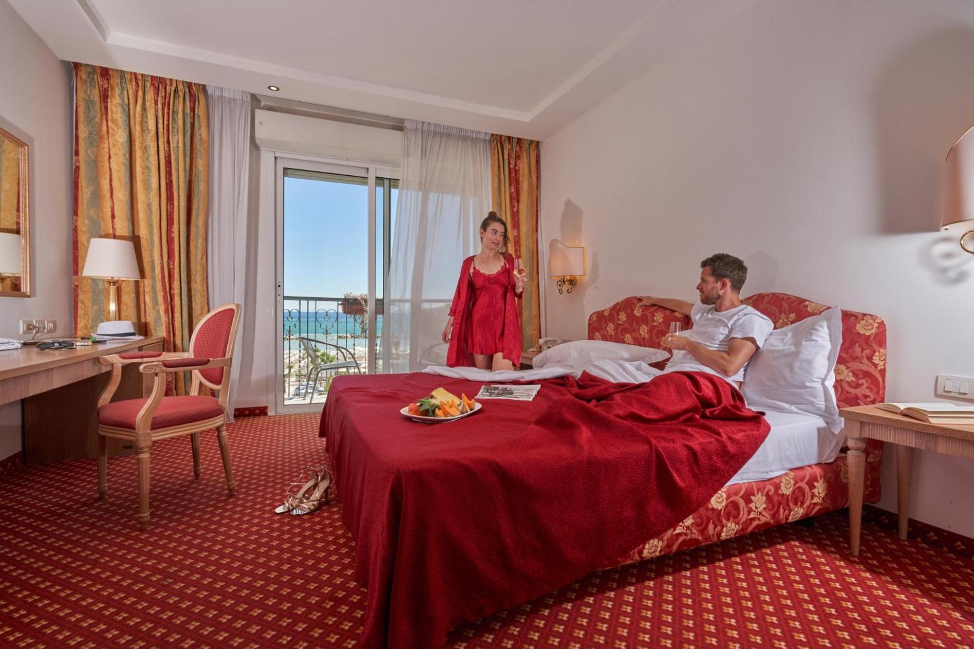 Hotel Bristol بيلاريا-إيجيا مارينا المظهر الخارجي الصورة