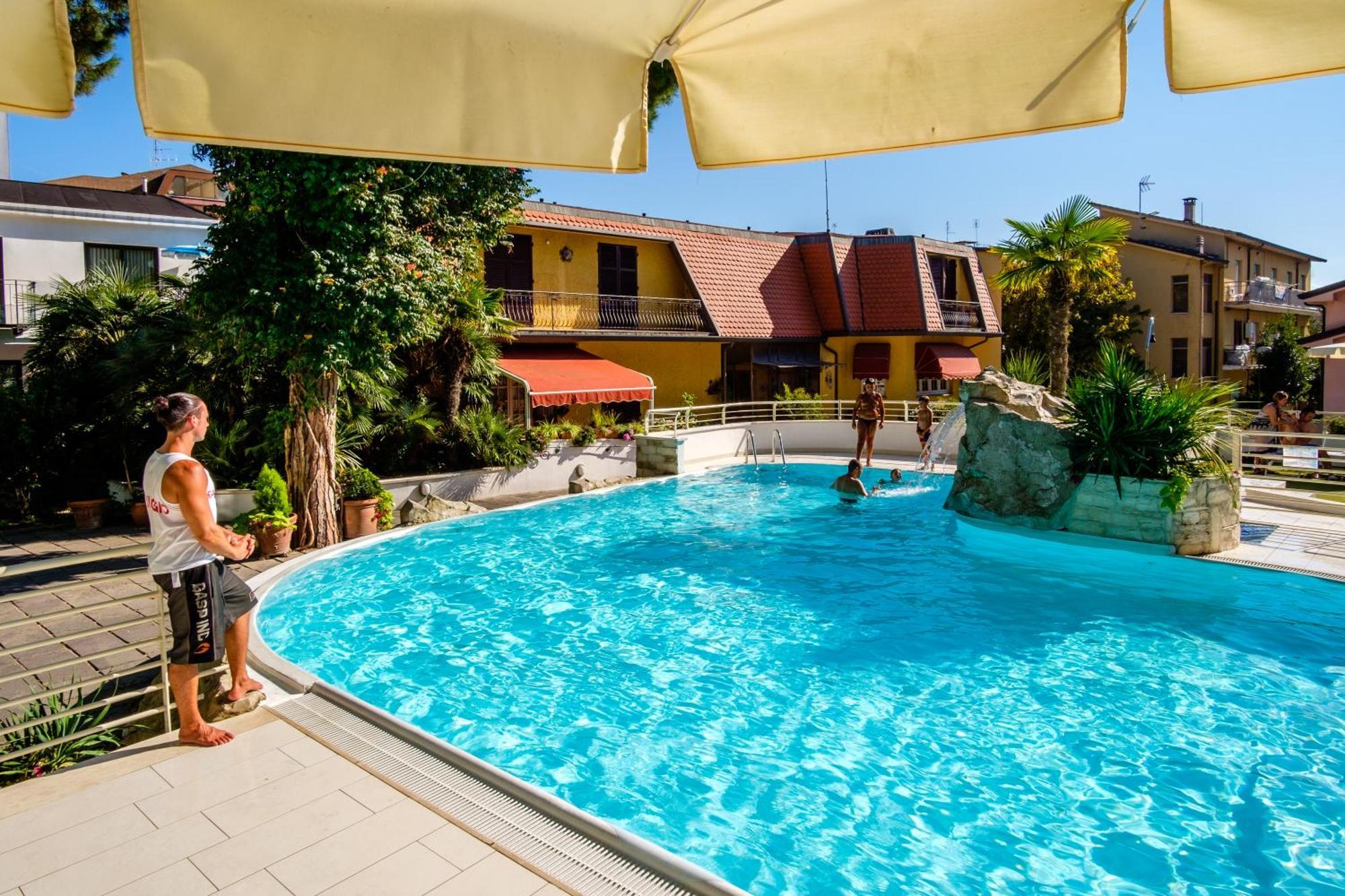 Hotel Bristol بيلاريا-إيجيا مارينا المظهر الخارجي الصورة
