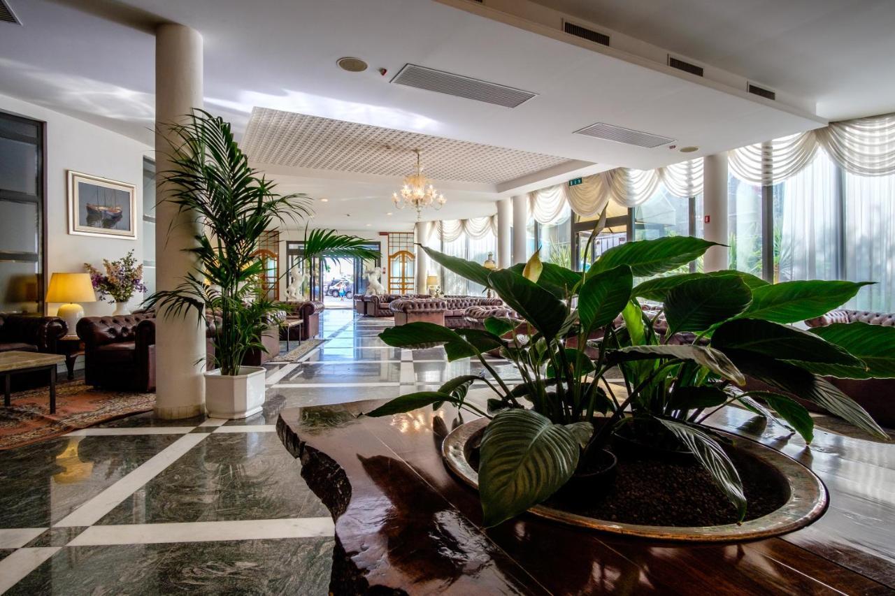 Hotel Bristol بيلاريا-إيجيا مارينا المظهر الخارجي الصورة