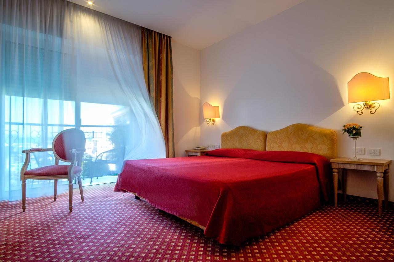 Hotel Bristol بيلاريا-إيجيا مارينا المظهر الخارجي الصورة