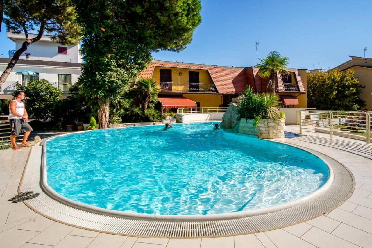 Hotel Bristol بيلاريا-إيجيا مارينا المظهر الخارجي الصورة